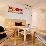 Charming 1br Retreat In *