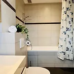 Charming 1br Retreat In Lejlighed Bukarest